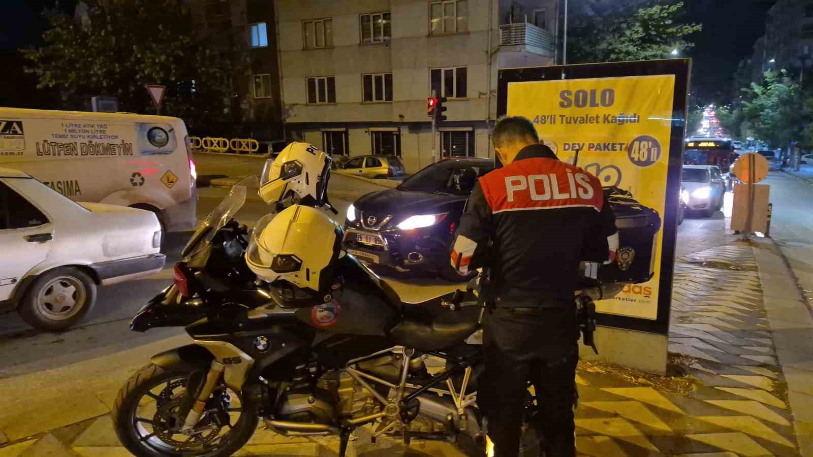 Polisin "dur" ihtarına uymayıp kırmızı ışıkta makas atarak kaçan motosikletliye 353 bin lira ceza