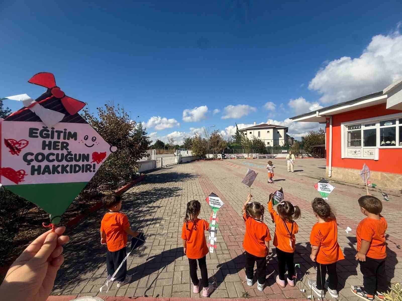 Balıkesir’in 20 ilçesinden gökyüzüne barış ve umut mesajı