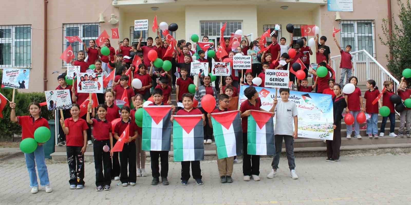 Balıkesir’in 20 ilçesinden gökyüzüne barış ve umut mesajı