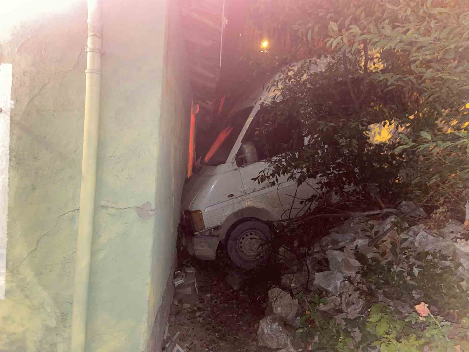 Ankara’da el freni çekilmeyen minibüs duvara çarptı