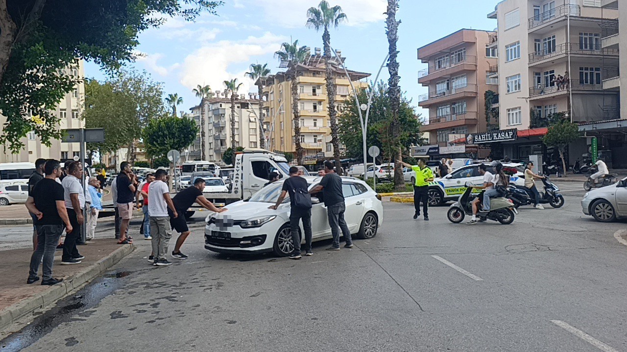 Otobüs ile otomobil çarpıştı: 2 yaralı