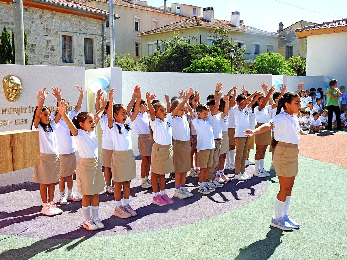 Çeşme’de İlköğretim Haftası yenilenen 16 Eylül İlkokulu’nda kutlandı