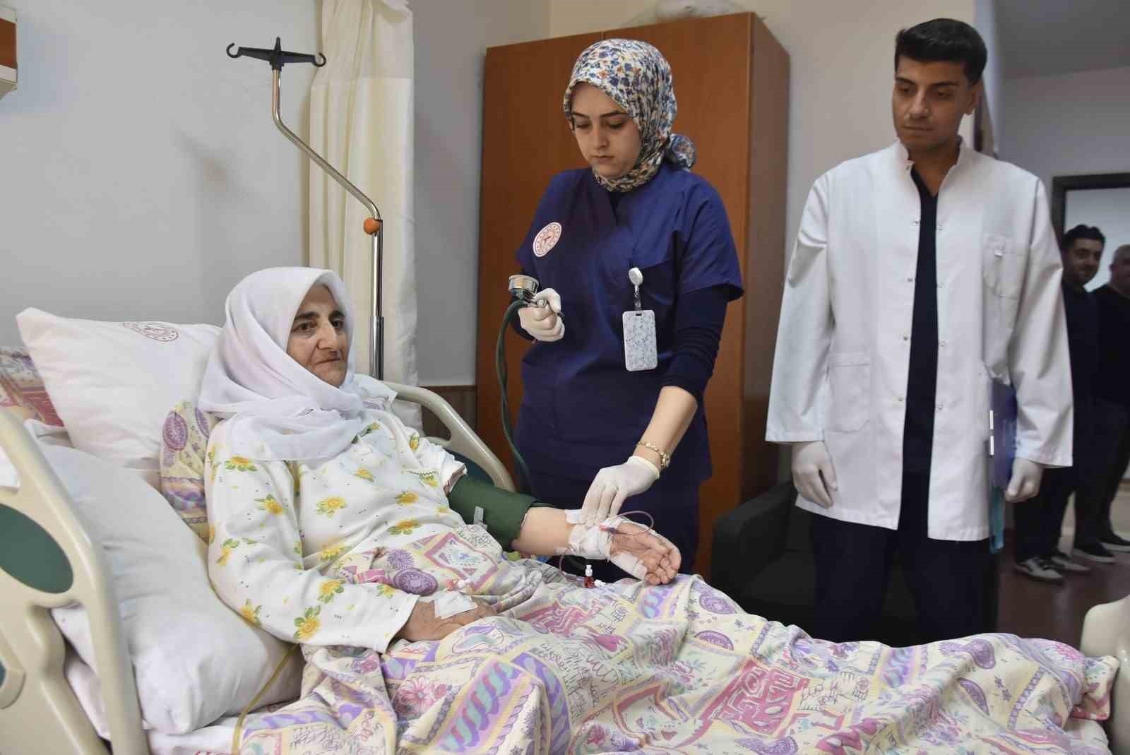 Bitlis’te 70 yaşındaki hastaya 7,5 saatlik kapalı bağırsak ameliyatı