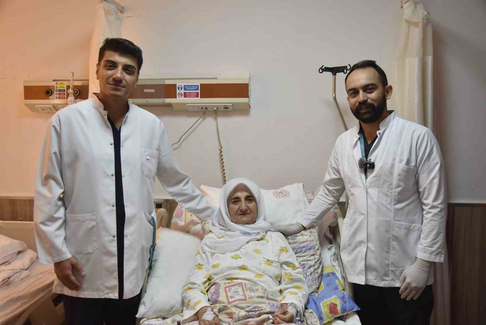 Bitlis’te 70 yaşındaki hastaya 7,5 saatlik kapalı bağırsak ameliyatı