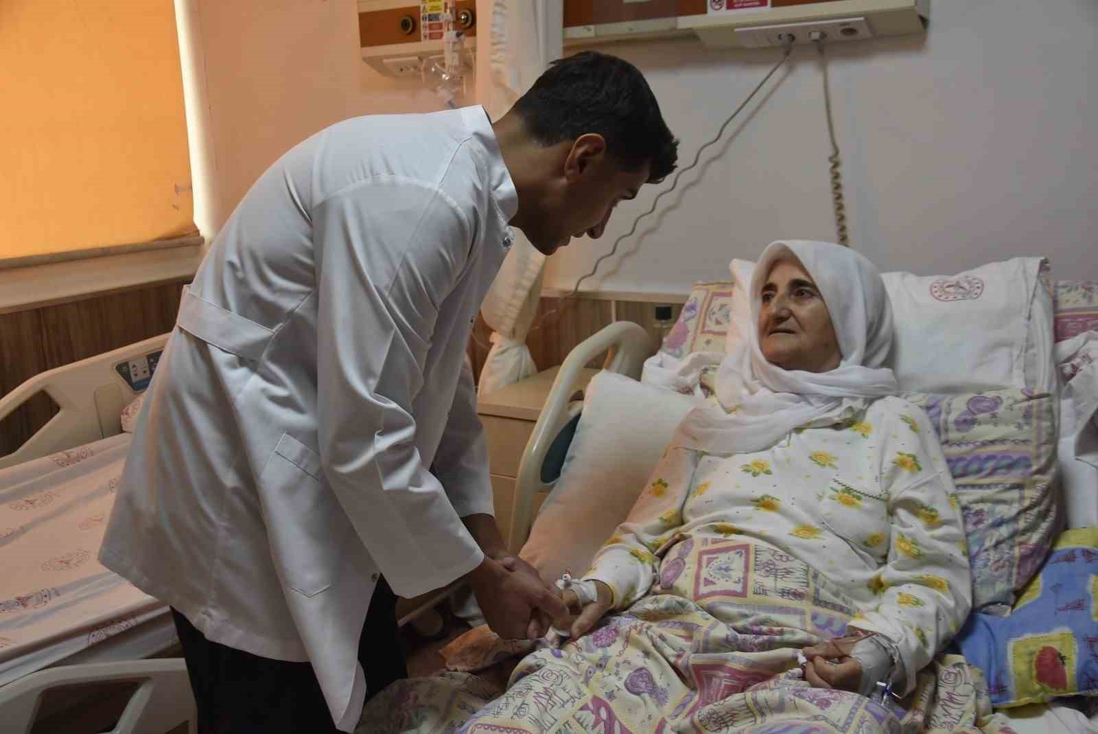 Bitlis’te 70 yaşındaki hastaya 7,5 saatlik kapalı bağırsak ameliyatı