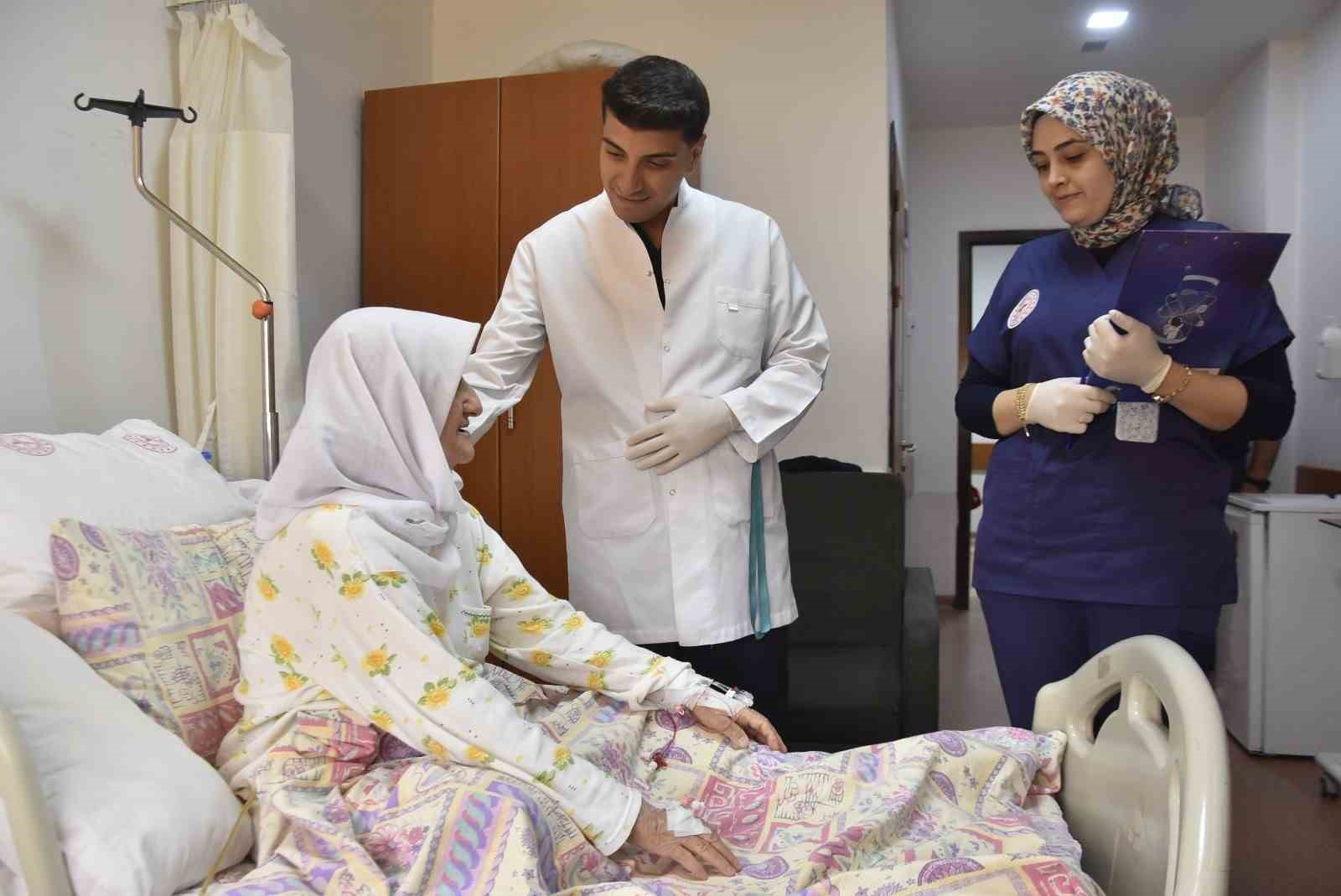 Bitlis’te 70 yaşındaki hastaya 7,5 saatlik kapalı bağırsak ameliyatı