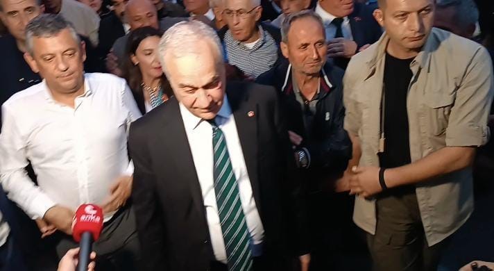 Yeni Parti Genel Başkanı Özel’in söylediklerinden çok yaptığı hareketler ve girdiği diyaloglar ses getirdi