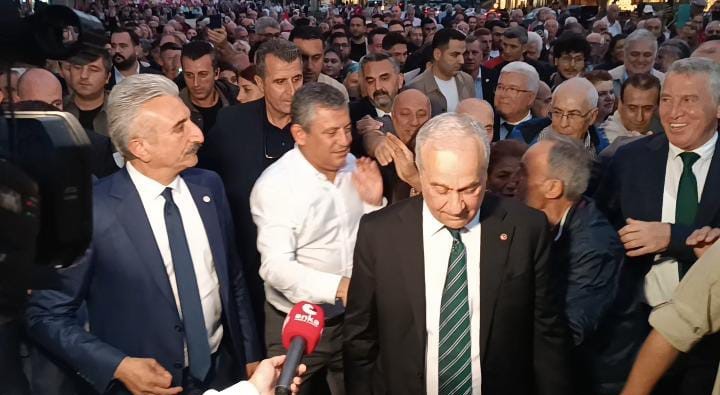 Yeni Parti Genel Başkanı Özel’in söylediklerinden çok yaptığı hareketler ve girdiği diyaloglar ses getirdi