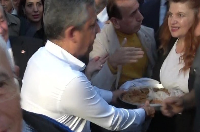 Yeni Parti Genel Başkanı Özel’in söylediklerinden çok yaptığı hareketler ve girdiği diyaloglar ses getirdi