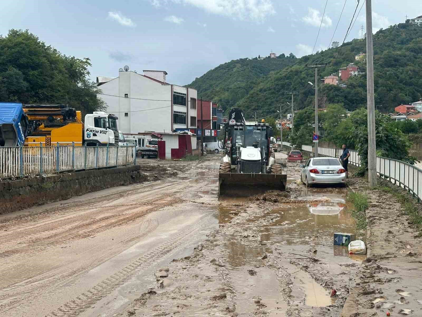 Trabzon’da etkili yağışın izleri siliniyor