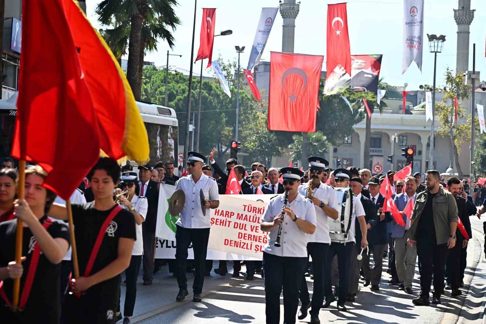 Denizli’de Gaziler "Kahramanlarla Kardeşlik Yolunda" yürüyüşü gerçekleştirdi