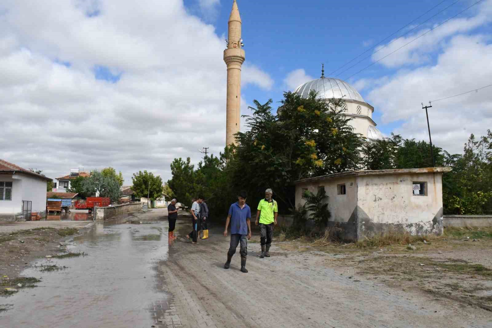 Yozgat’ta iki saatlik sağanak sele dönüştü: Evler, bahçeler ve tarım arazileri zarar gördü