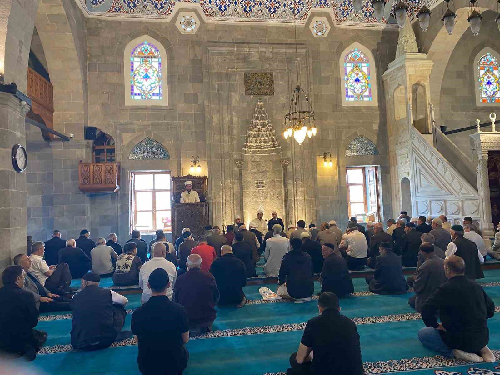 Şehitler ve kahraman gaziler dualarla yâd edildi.