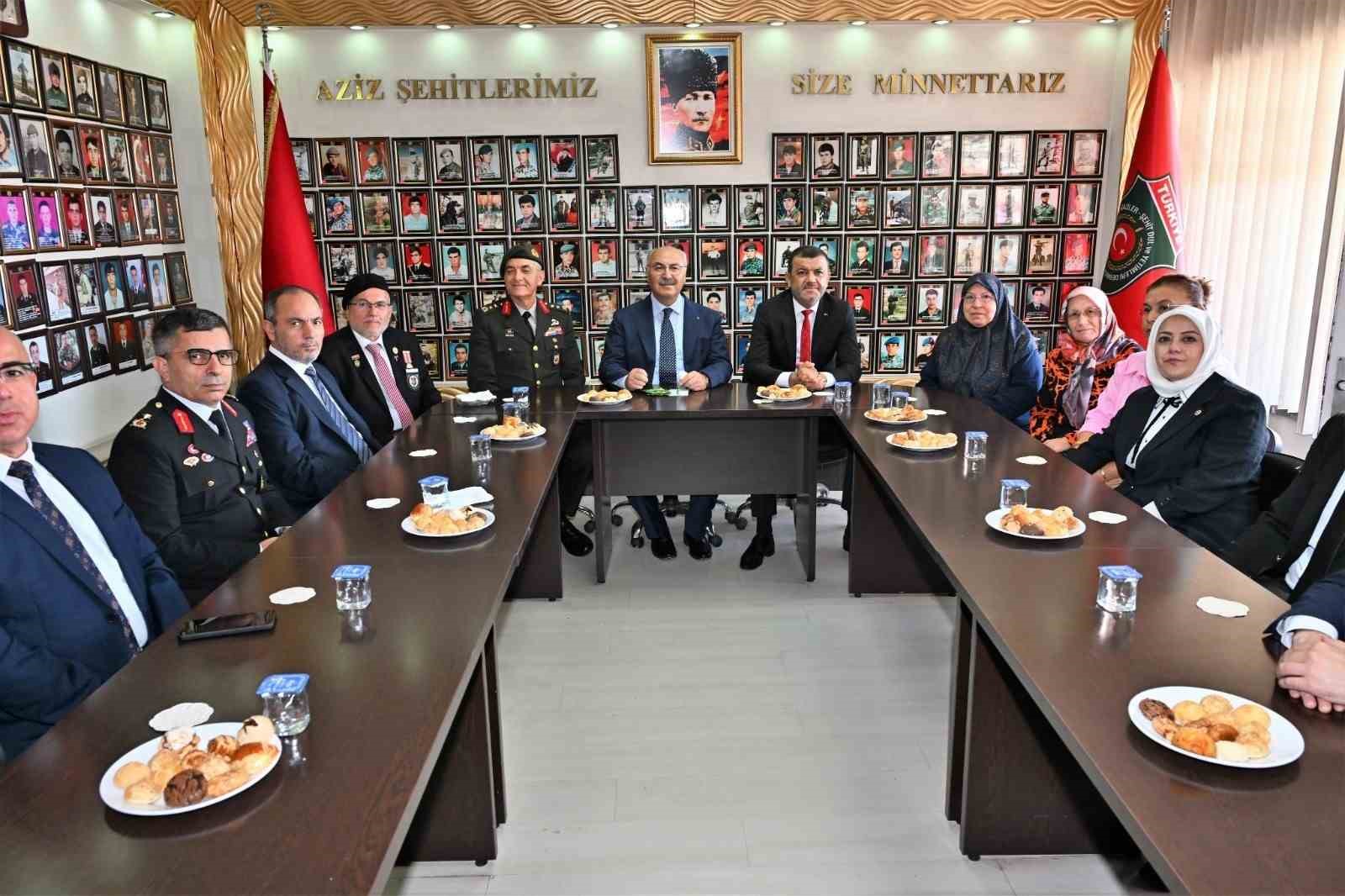 Vali Köşger: "Huzur ve refahı gazilerimize borçluyuz"