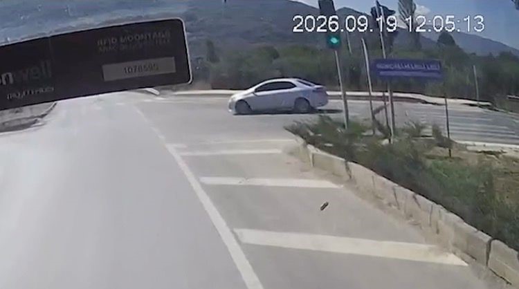 Belediye otobüsündeki kaza anı kameraya yansıdı