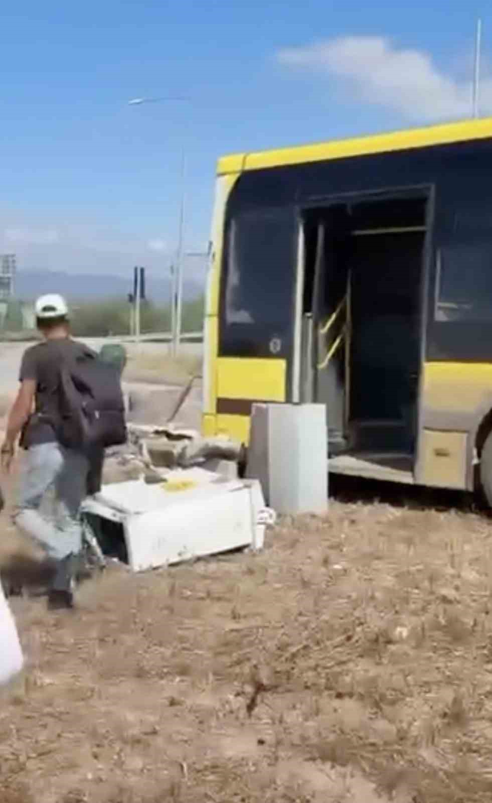 Belediye otobüsündeki kaza anı kameraya yansıdı