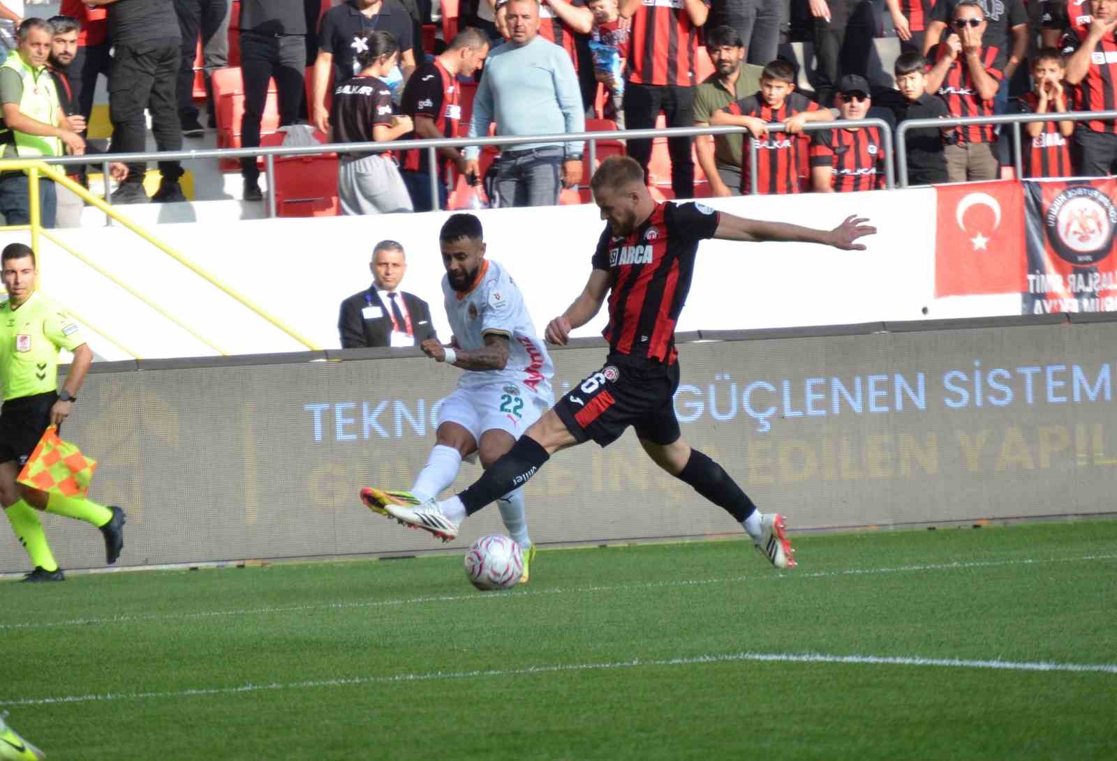 Trendyol Süper Lig: ÇorumFK: 0 - Corendon Alanyaspor: 0 (Maç devam ediyor)