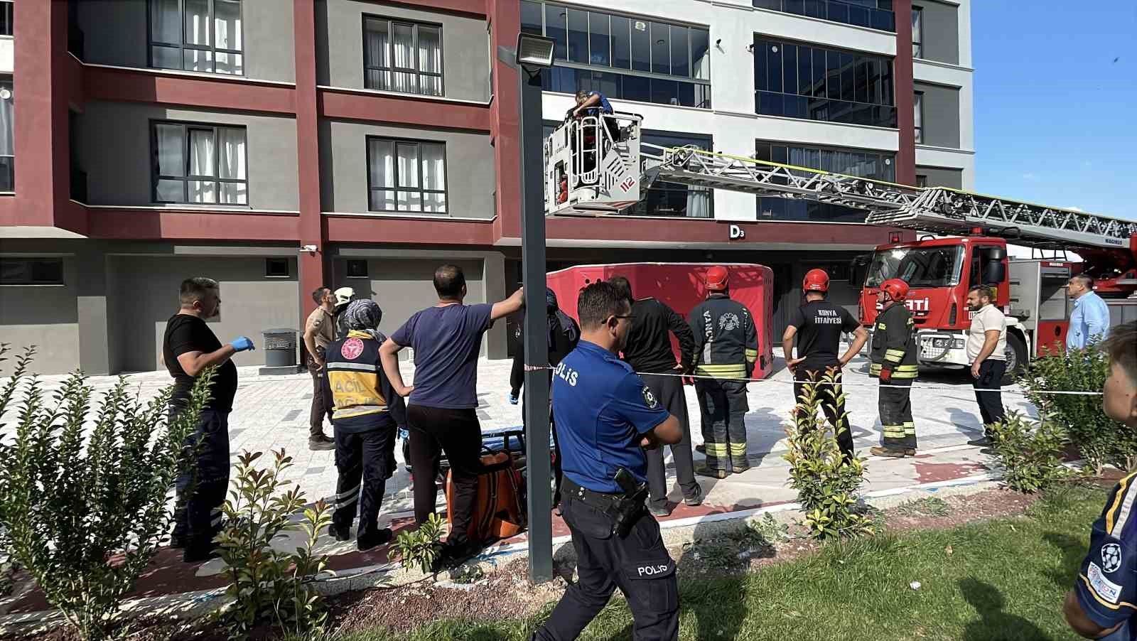 Alkollü olarak intihara teşebbüs eden şahıs sızınca 10. kattan itfaiye merdiveniyle indirildi