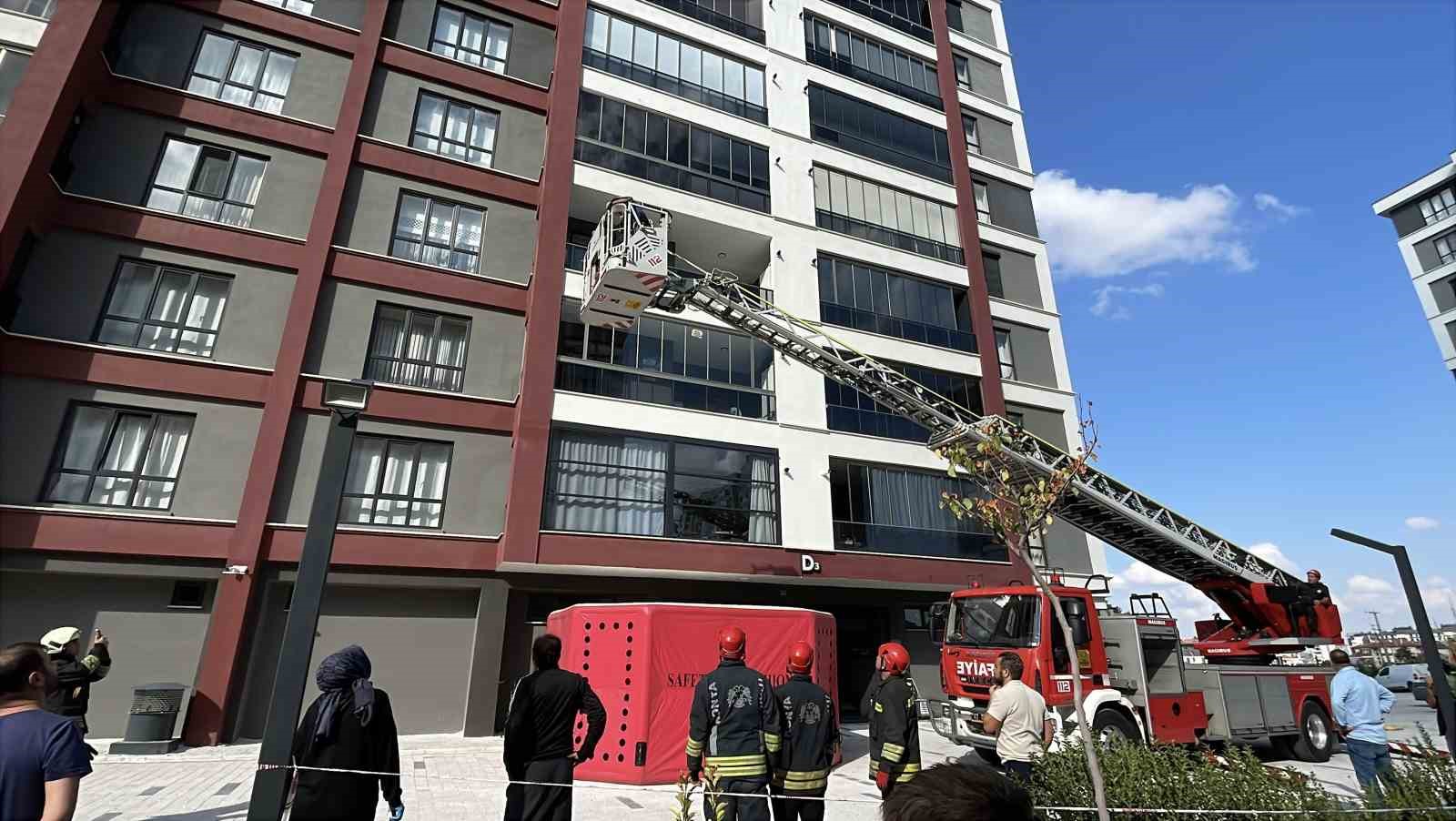 Alkollü olarak intihara teşebbüs eden şahıs sızınca 10. kattan itfaiye merdiveniyle indirildi