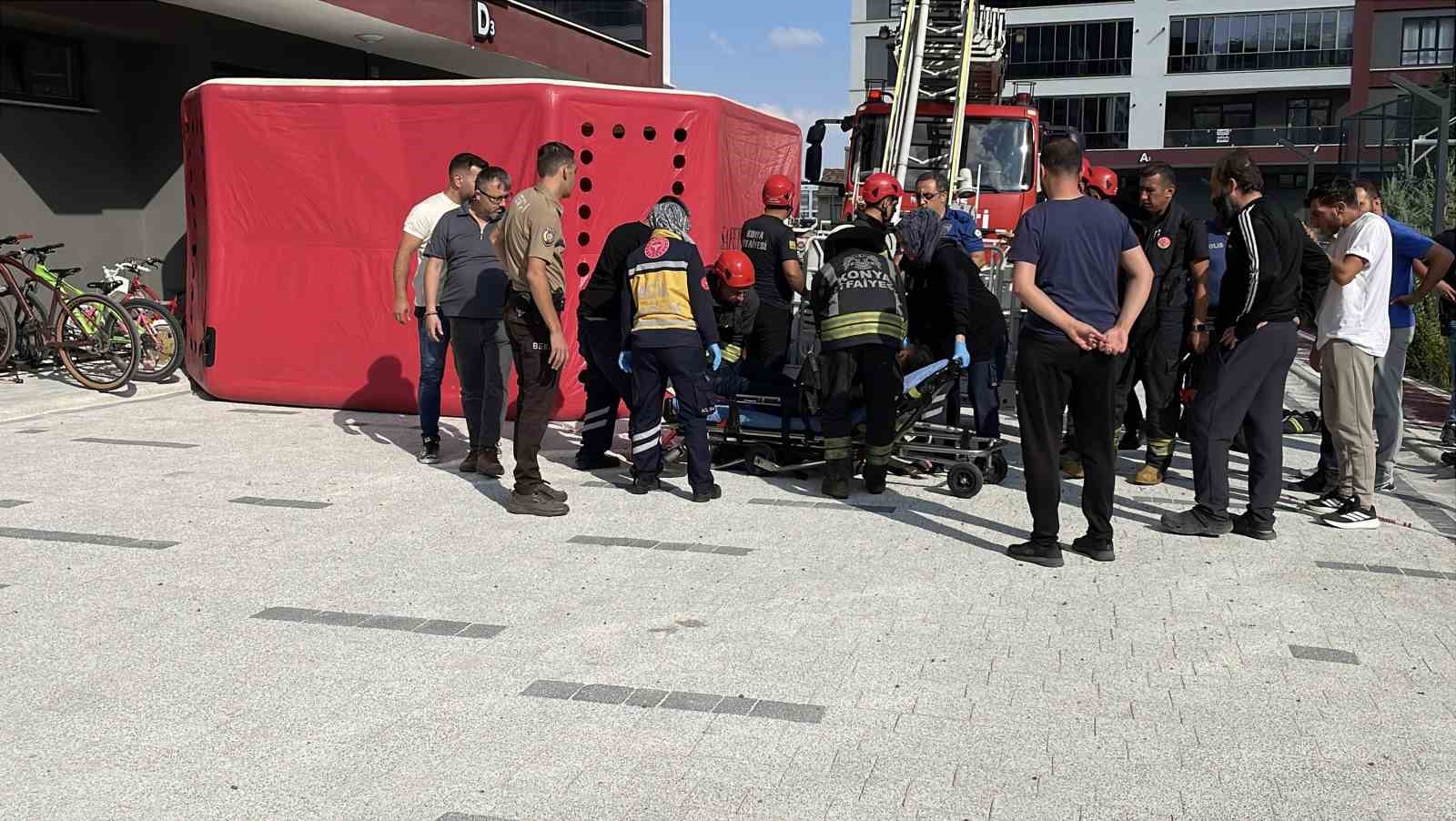 Alkollü olarak intihara teşebbüs eden şahıs sızınca 10. kattan itfaiye merdiveniyle indirildi