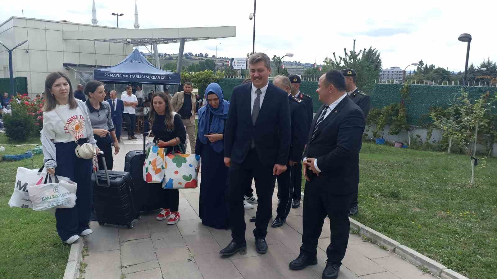 Kaymakam, ilçeye gelen üniversite öğrencilerini kapıda karşıladı