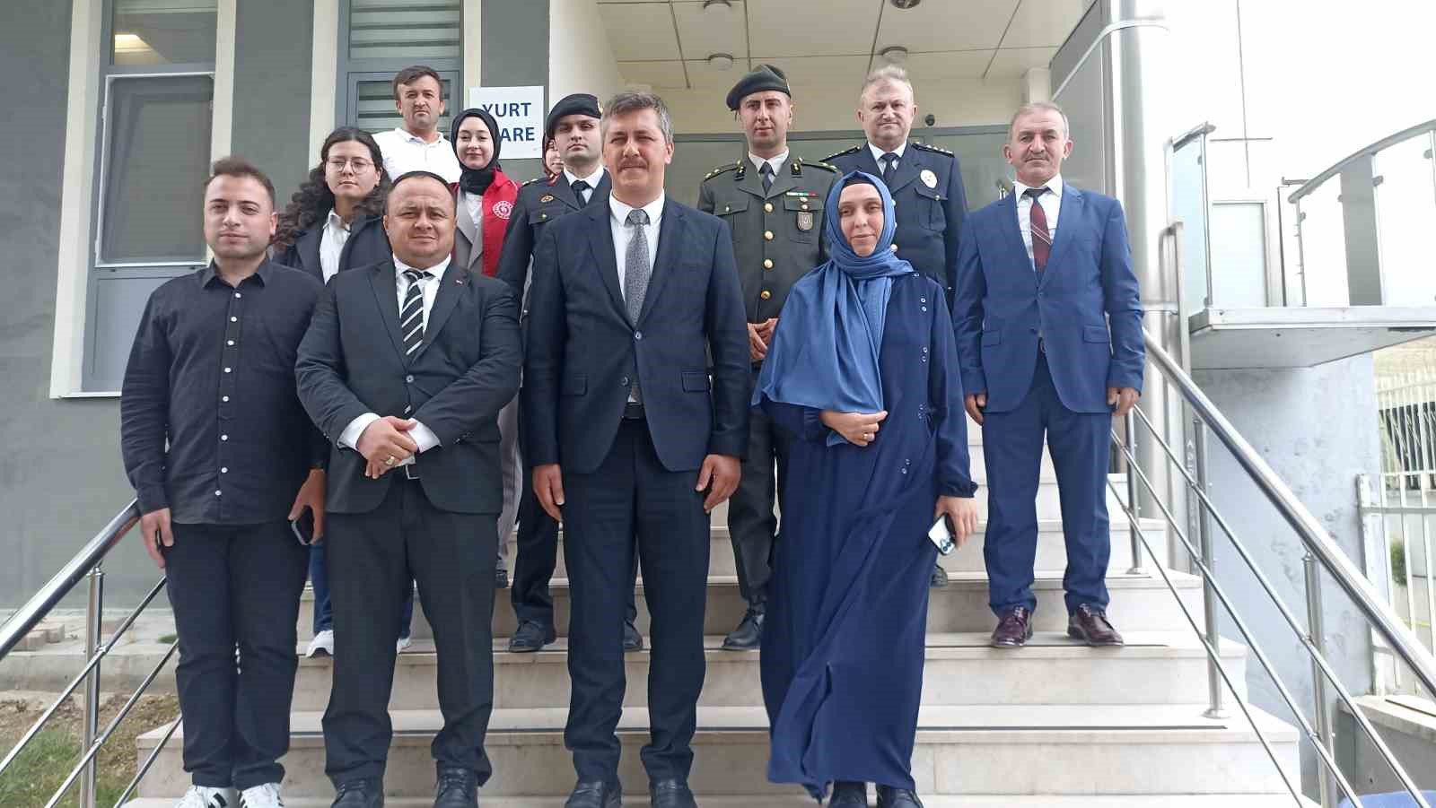 Kaymakam, ilçeye gelen üniversite öğrencilerini kapıda karşıladı