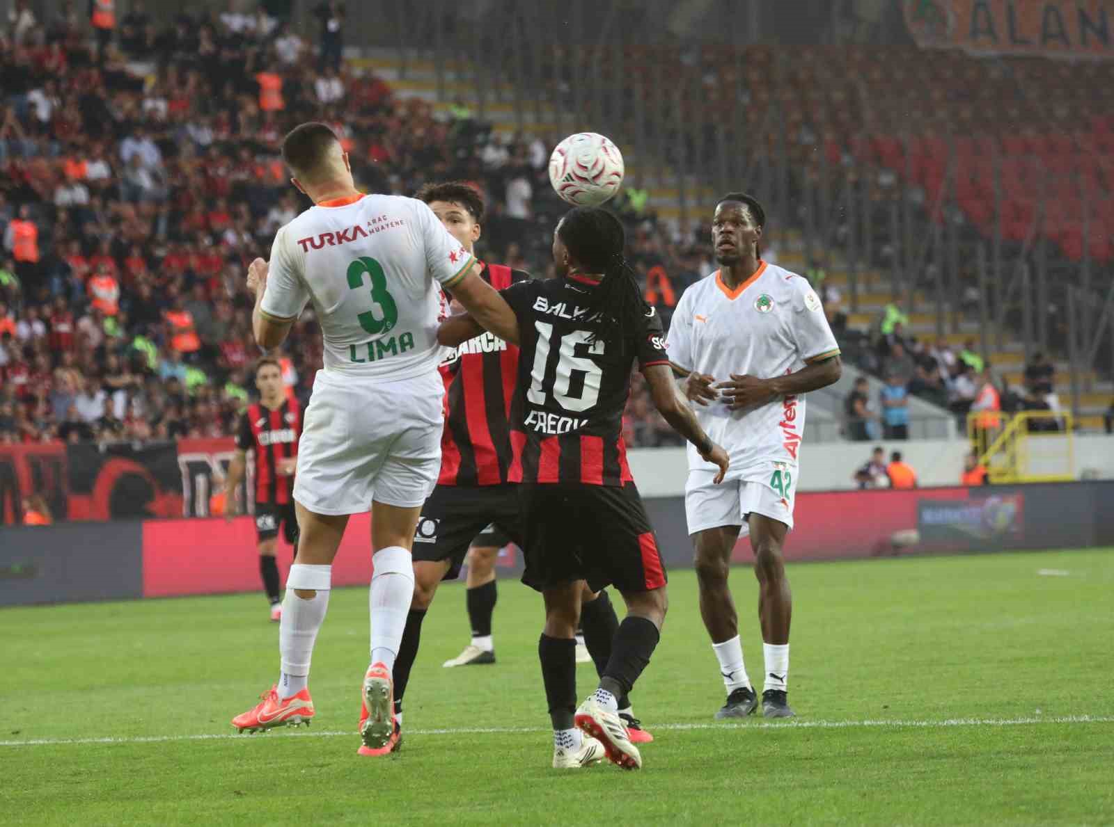 Trendyol Süper Lig: Çorum FK: 1 - Corendon Alanyaspor: 2 (Maç sonucu)