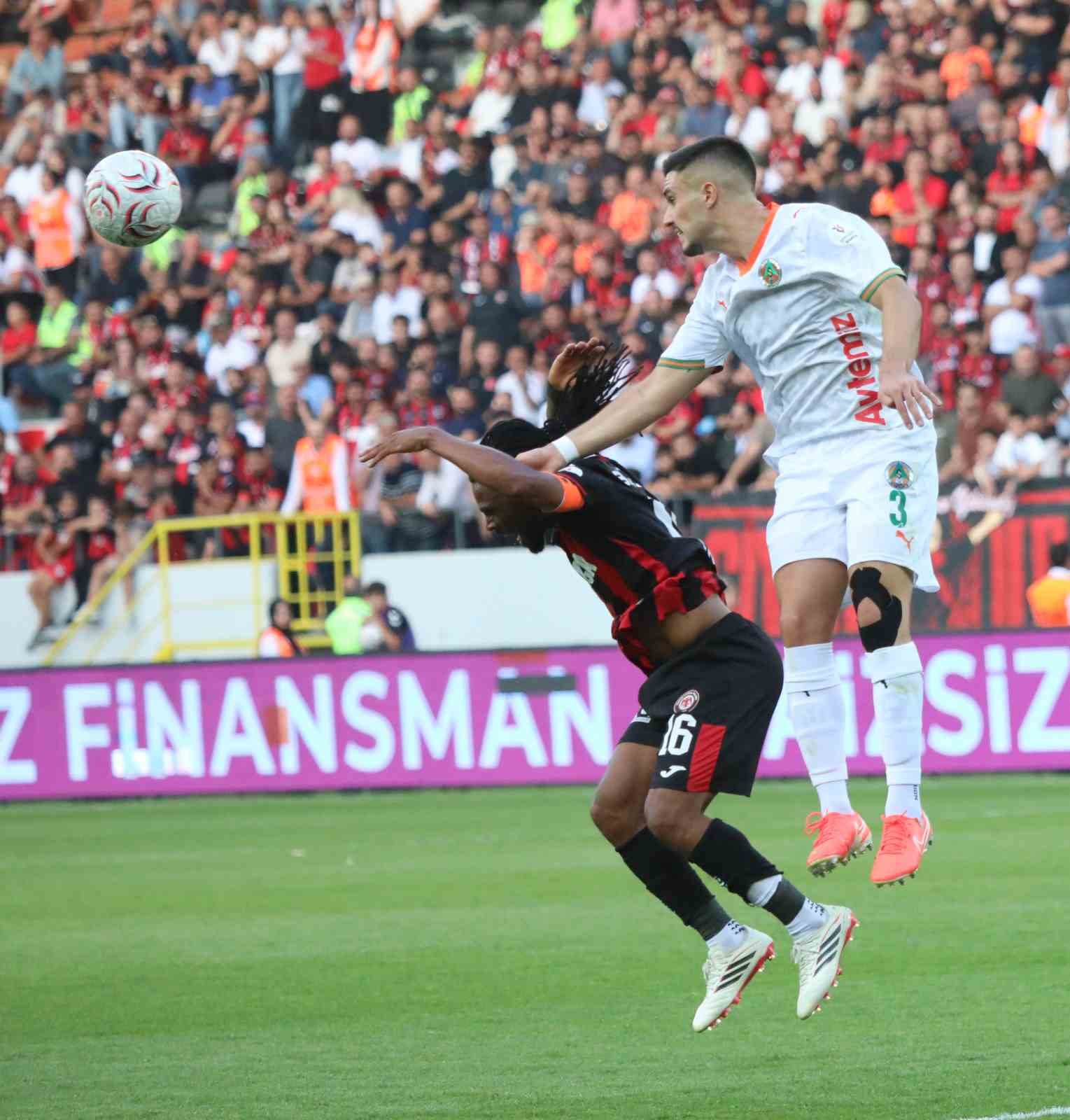 Trendyol Süper Lig: Çorum FK: 1 - Corendon Alanyaspor: 2 (Maç sonucu)