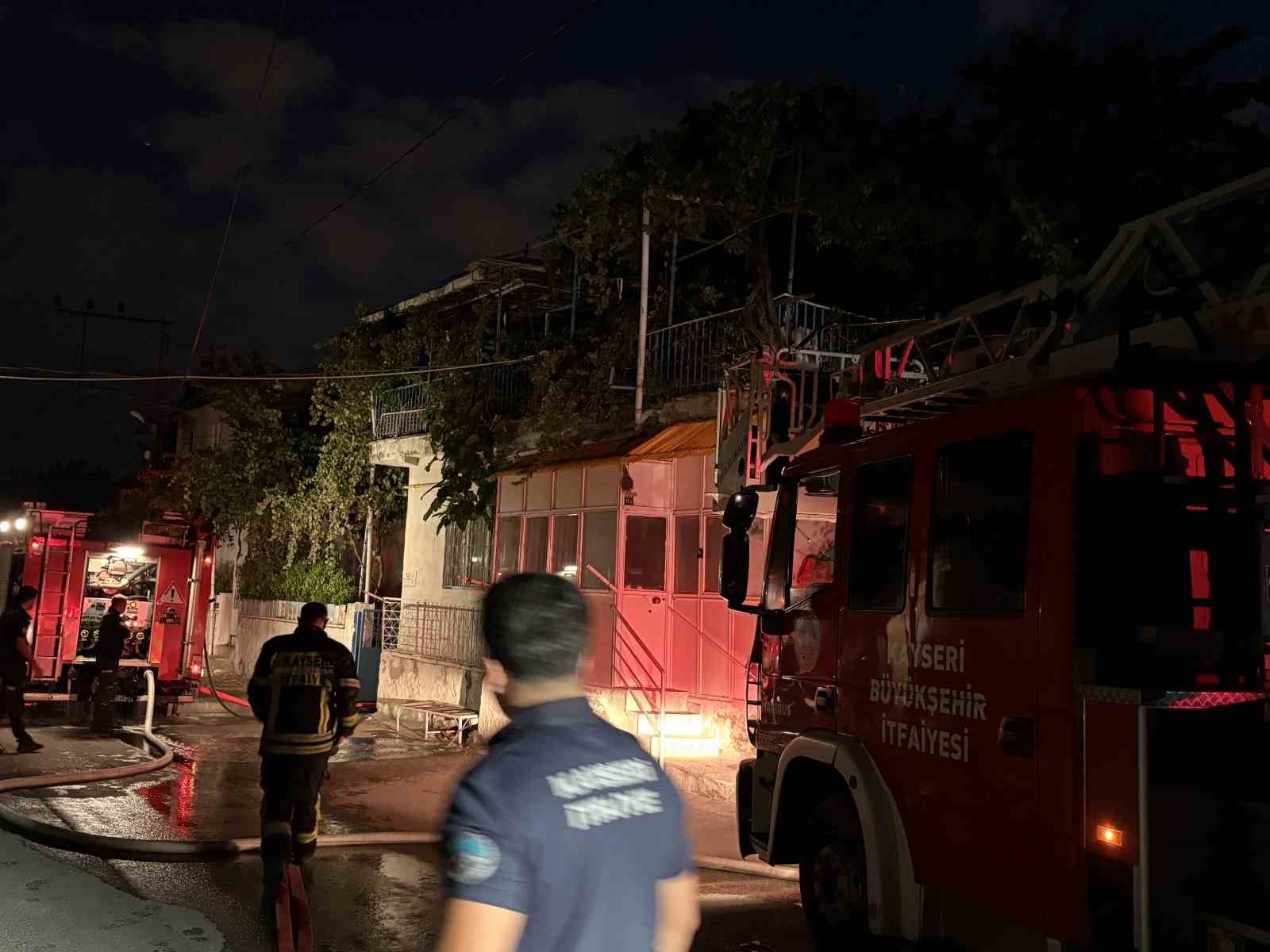 Mangaldan çıkan yangın evin çatısını küle çevirdi