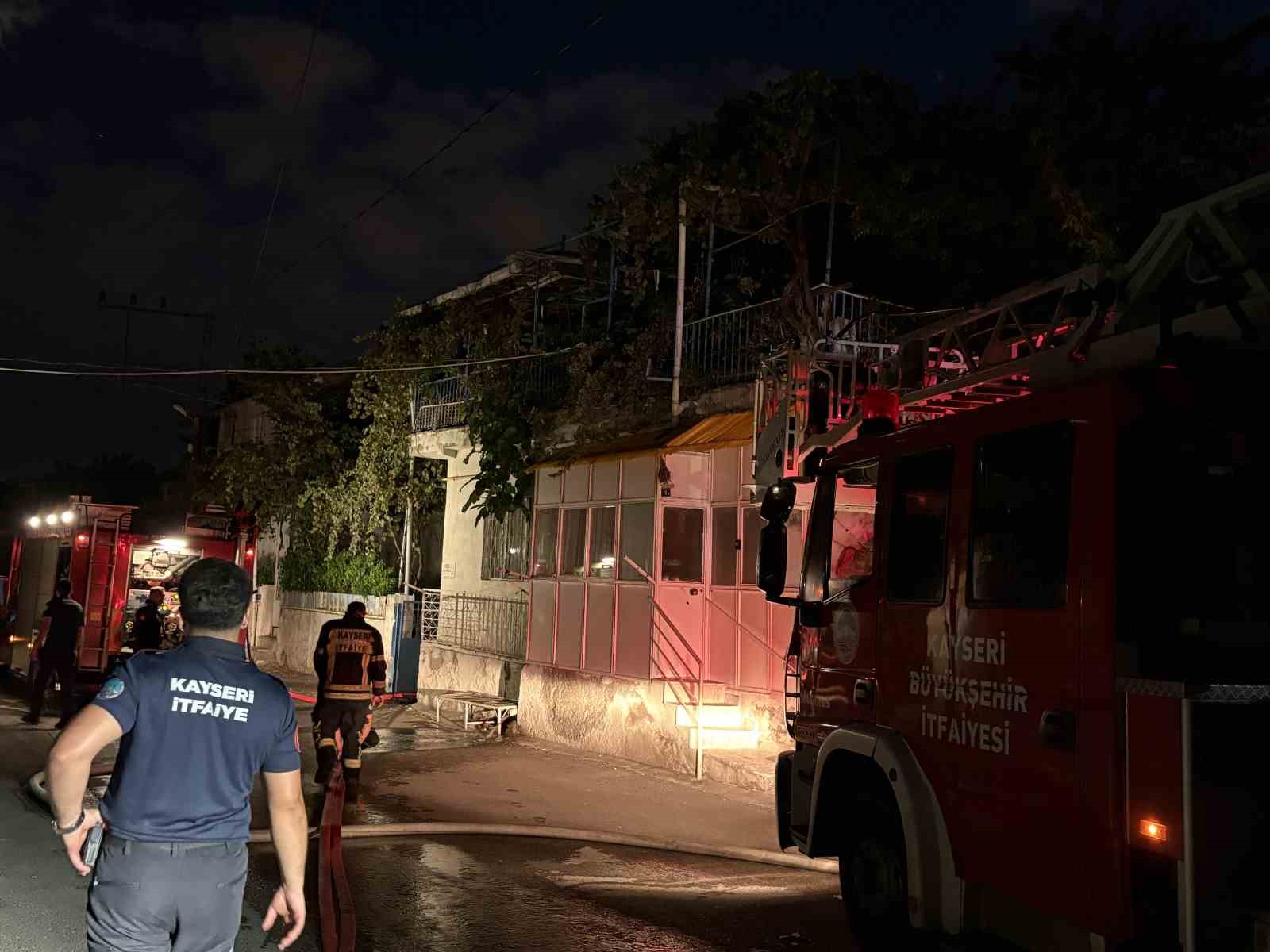 Mangaldan çıkan yangın evin çatısını küle çevirdi
