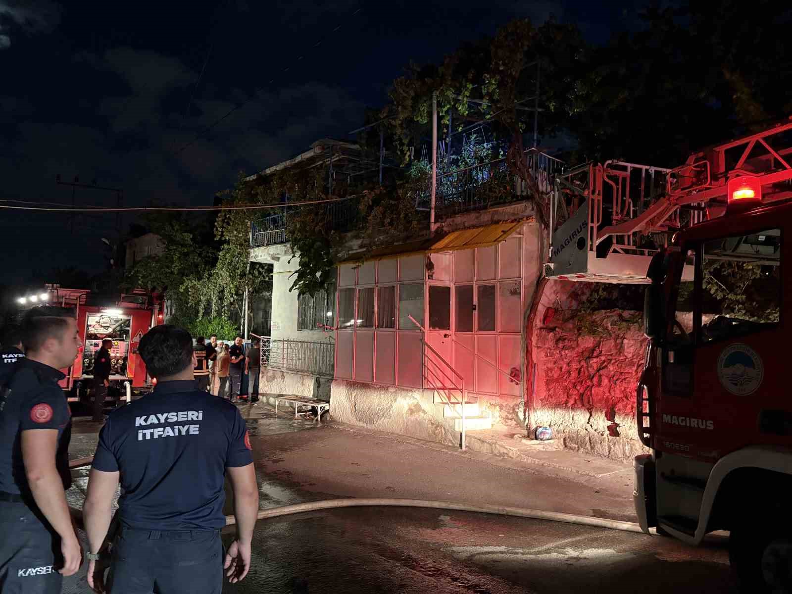 Mangaldan çıkan yangın evin çatısını küle çevirdi