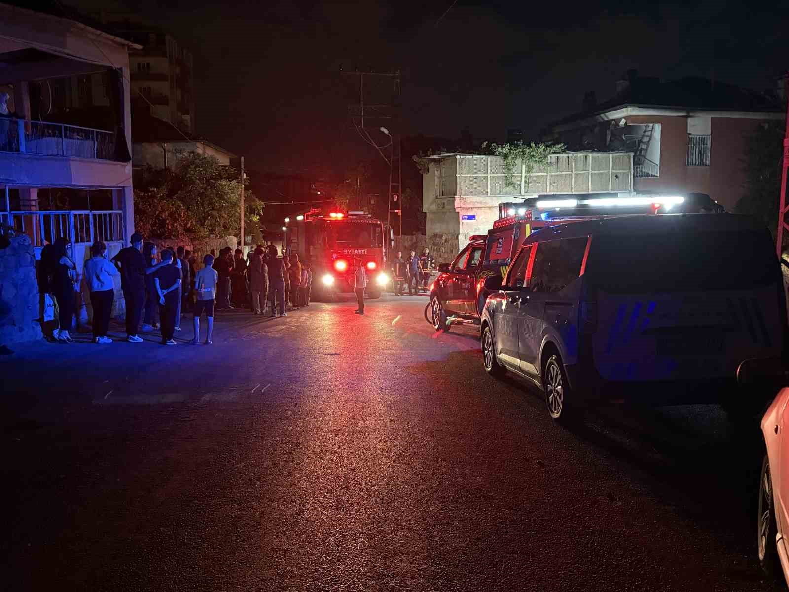 Mangaldan çıkan yangın evin çatısını küle çevirdi