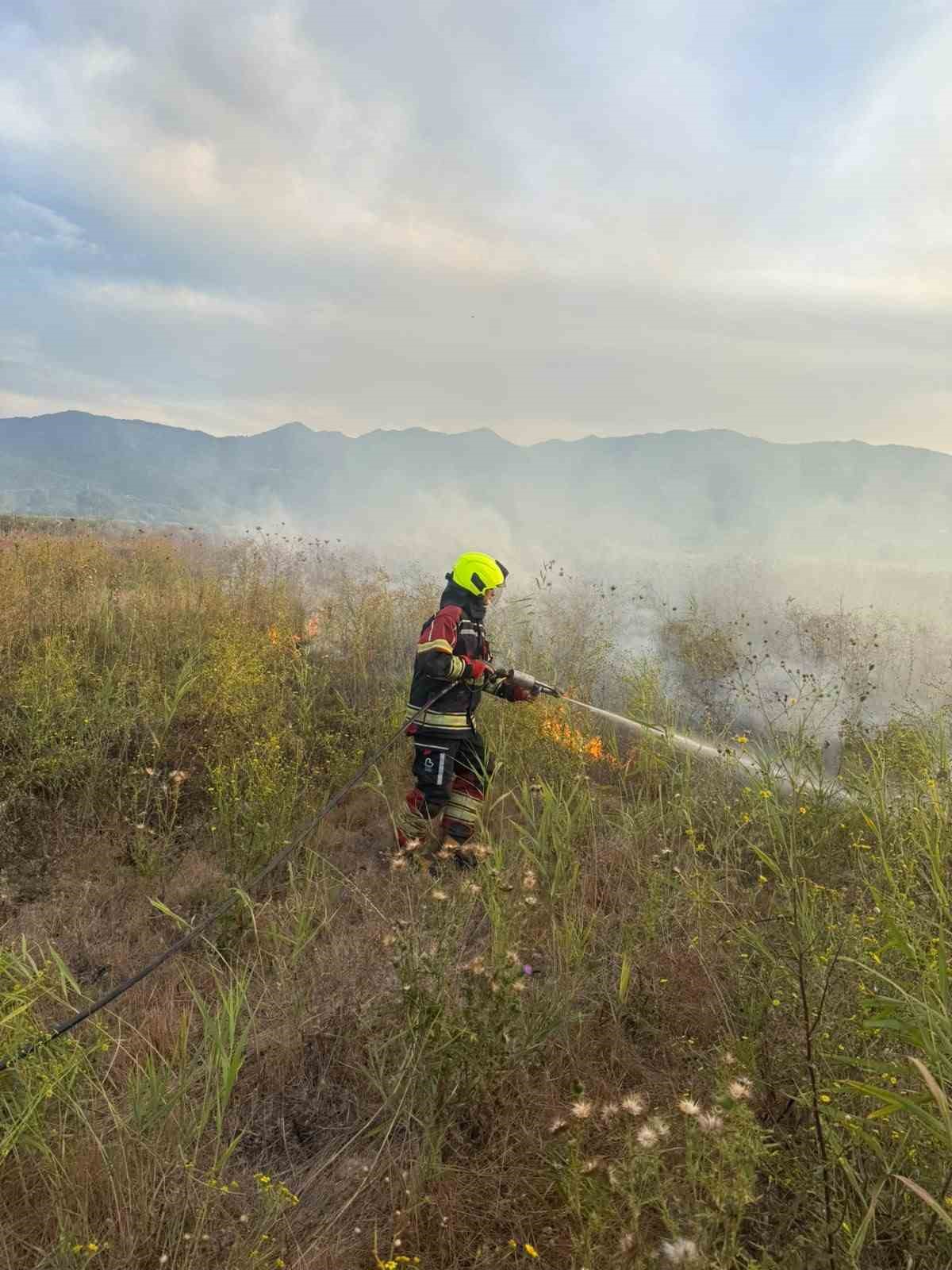 Sındırgı’da otluk alanda yangın