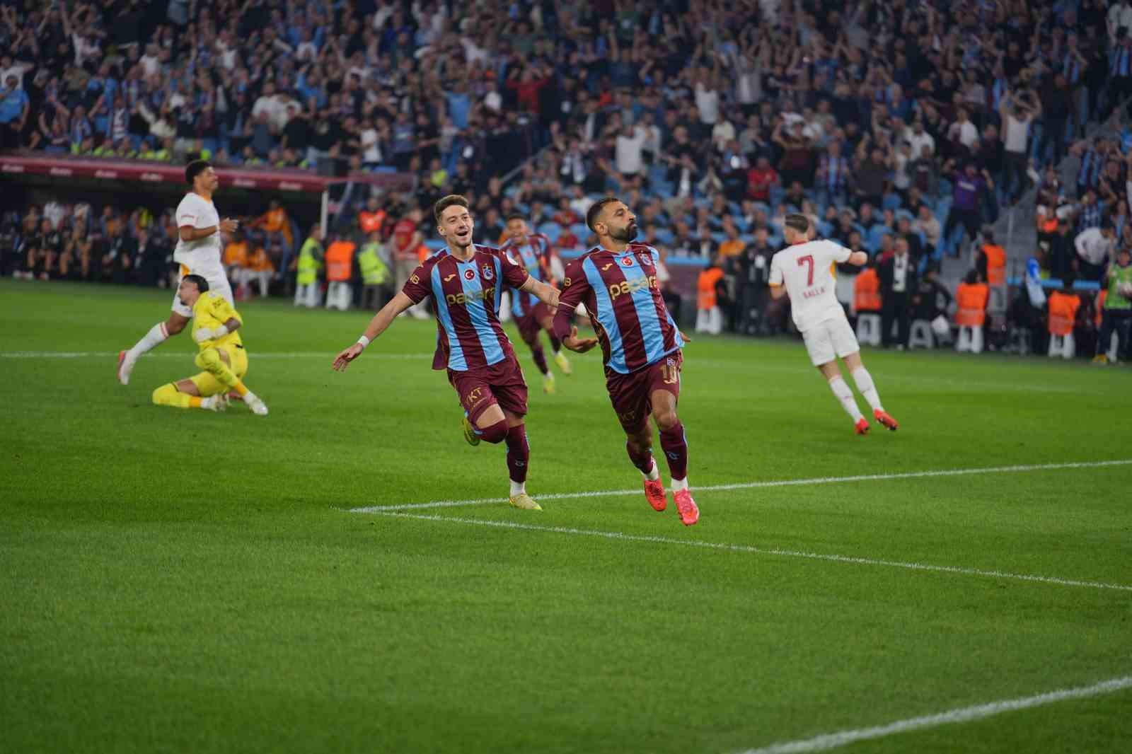 Trendyol Süper Lig: Trabzonspor: 3- Galatasaray:0 (İlk yarı)