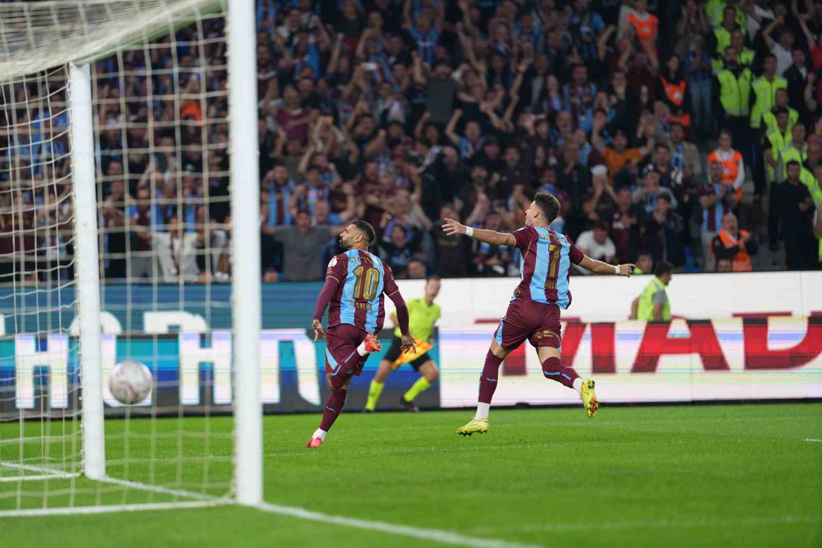 Trendyol Süper Lig: Trabzonspor: 3- Galatasaray:0 (İlk yarı)