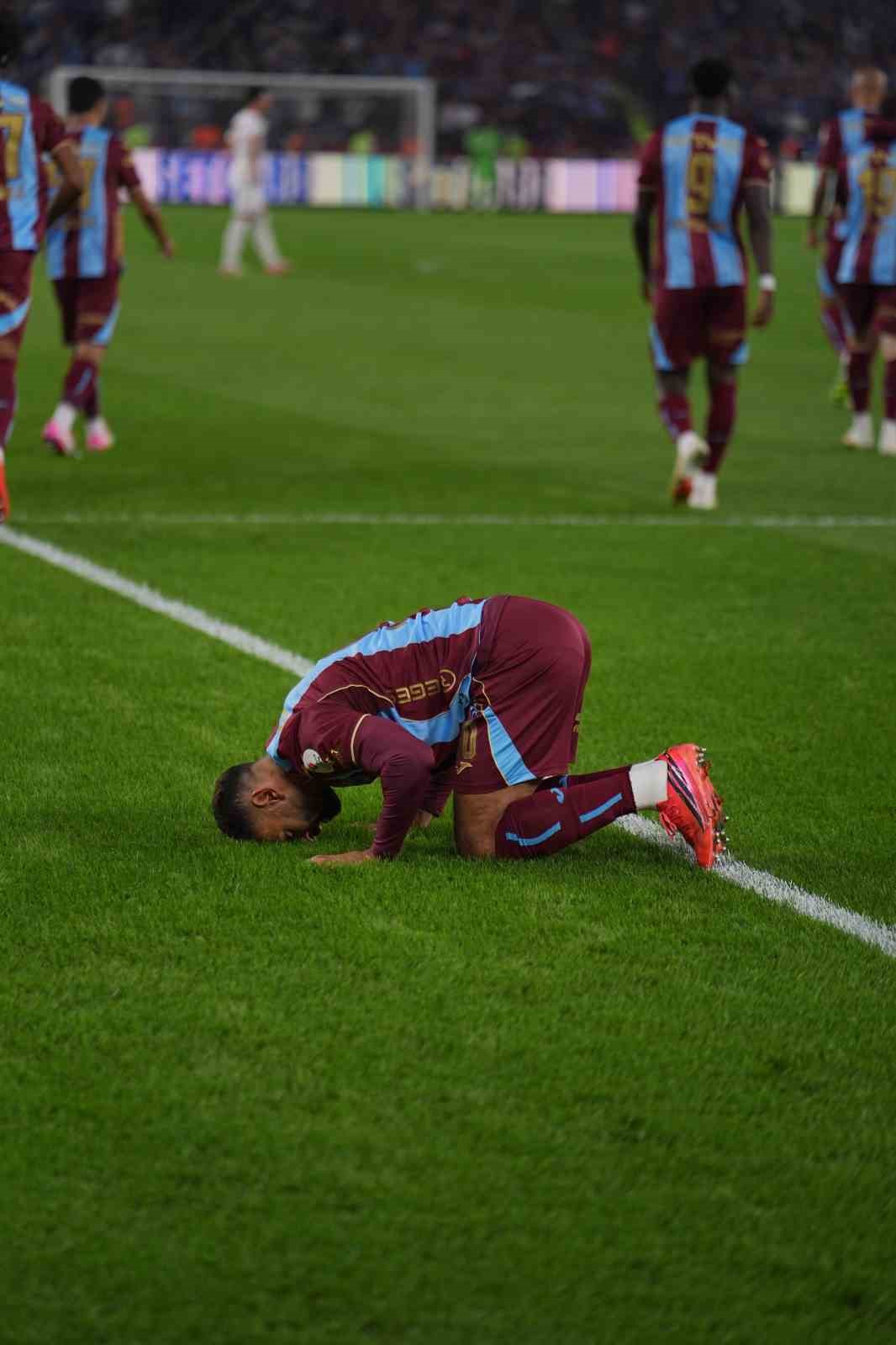 Trendyol Süper Lig: Trabzonspor: 3- Galatasaray:0 (İlk yarı)