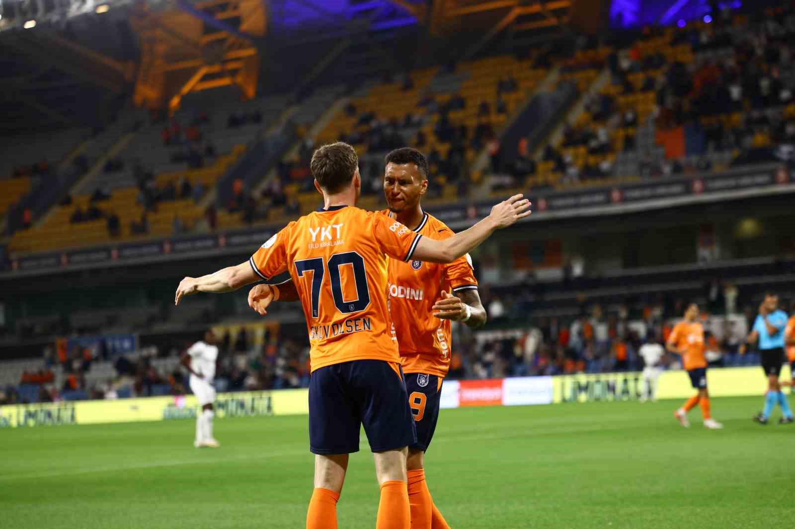 Trendyol Süper Lig: Başakşehir FK: 2 - Gençlerbirliği: 0 (İlk yarı)