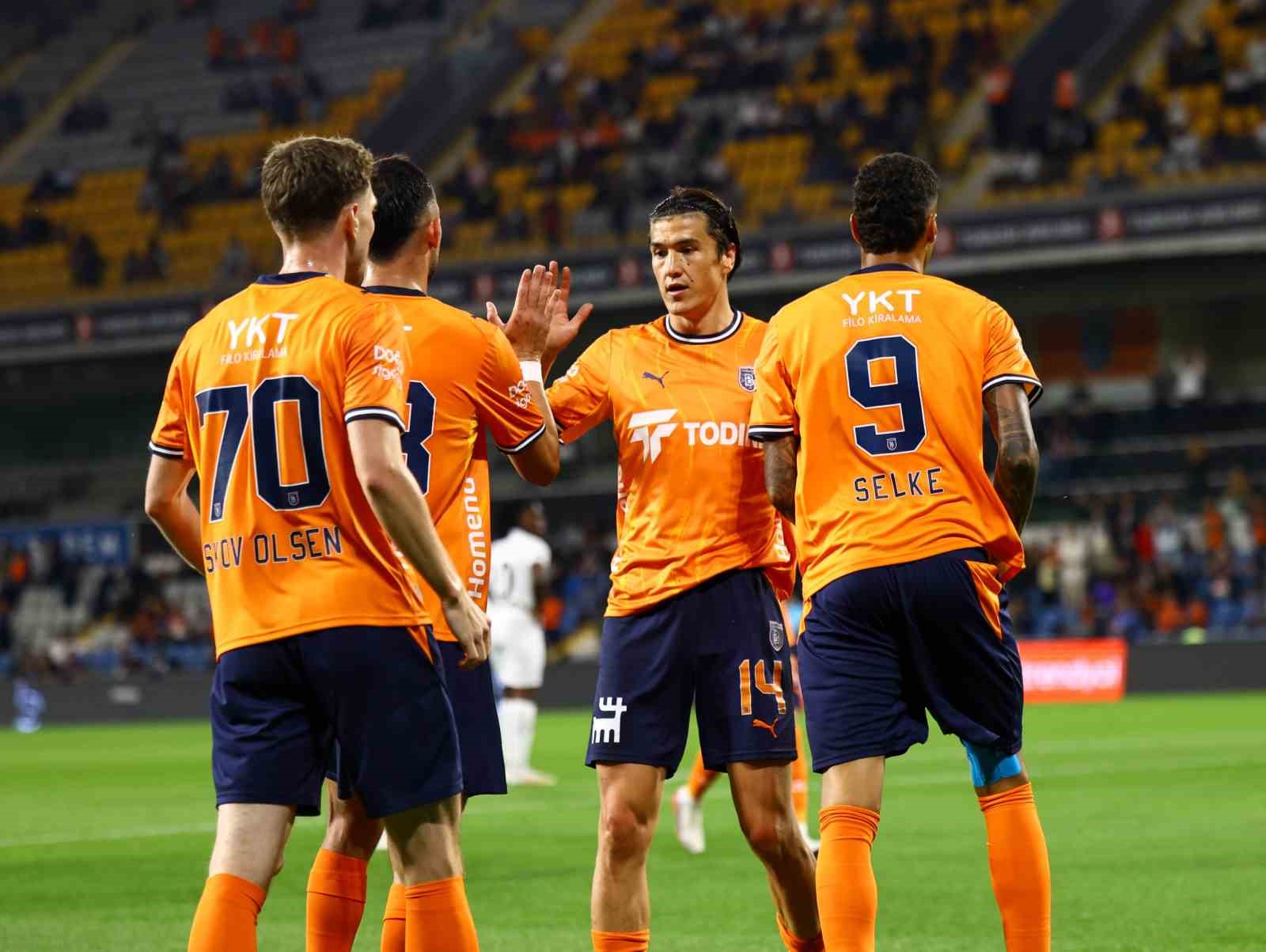 Trendyol Süper Lig: Başakşehir FK: 2 - Gençlerbirliği: 0 (İlk yarı)