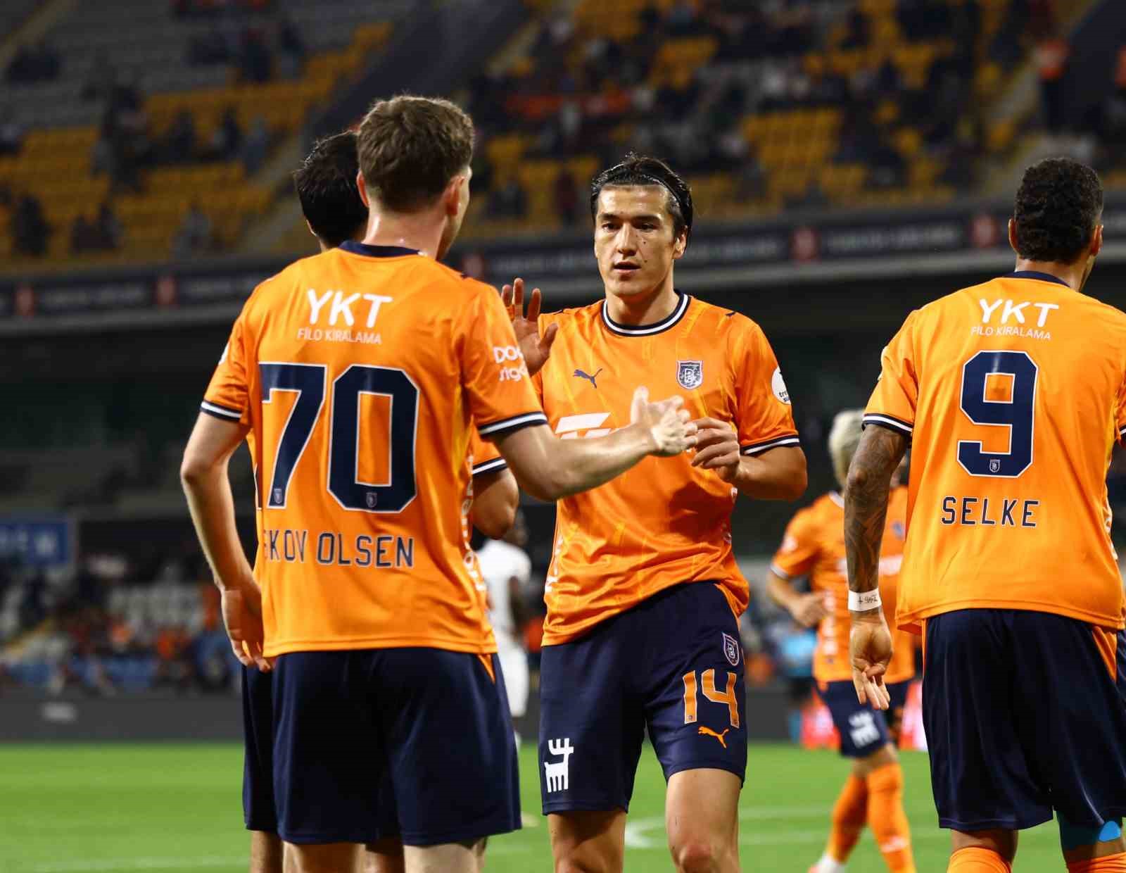 Trendyol Süper Lig: Başakşehir FK: 2 - Gençlerbirliği: 0 (İlk yarı)