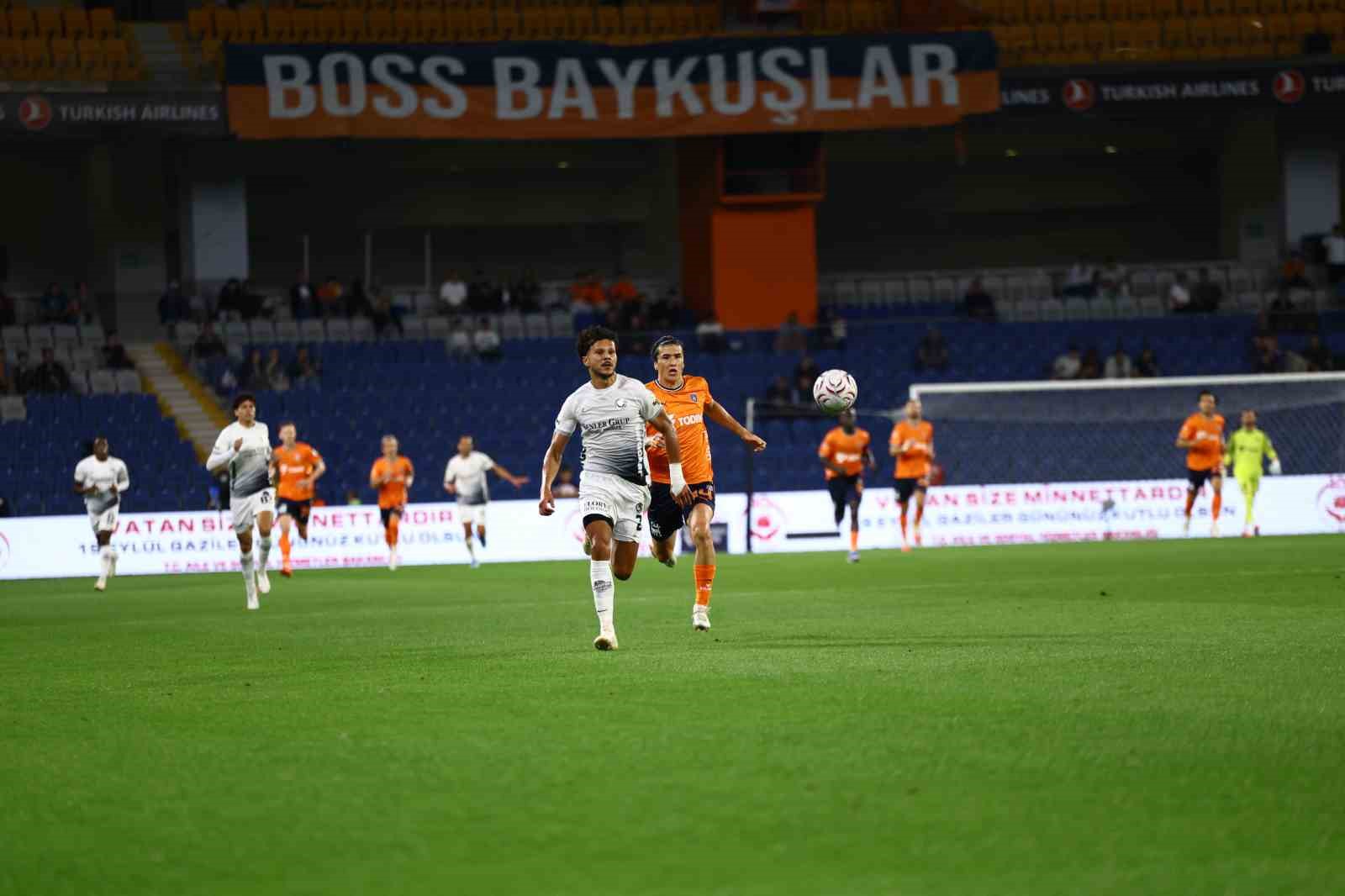 Trendyol Süper Lig: Başakşehir FK: 2 - Gençlerbirliği: 0 (İlk yarı)