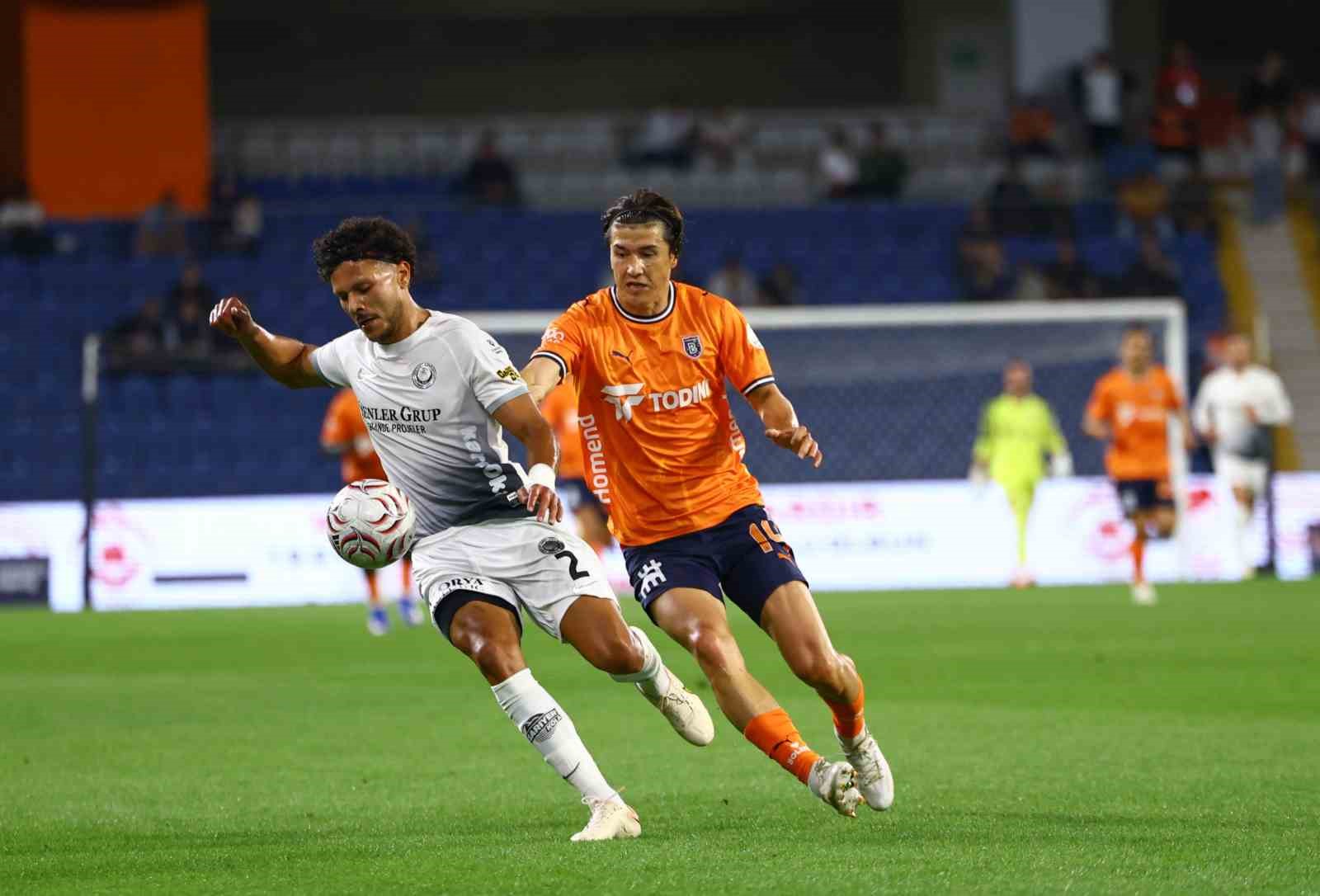 Trendyol Süper Lig: Başakşehir FK: 2 - Gençlerbirliği: 0 (İlk yarı)