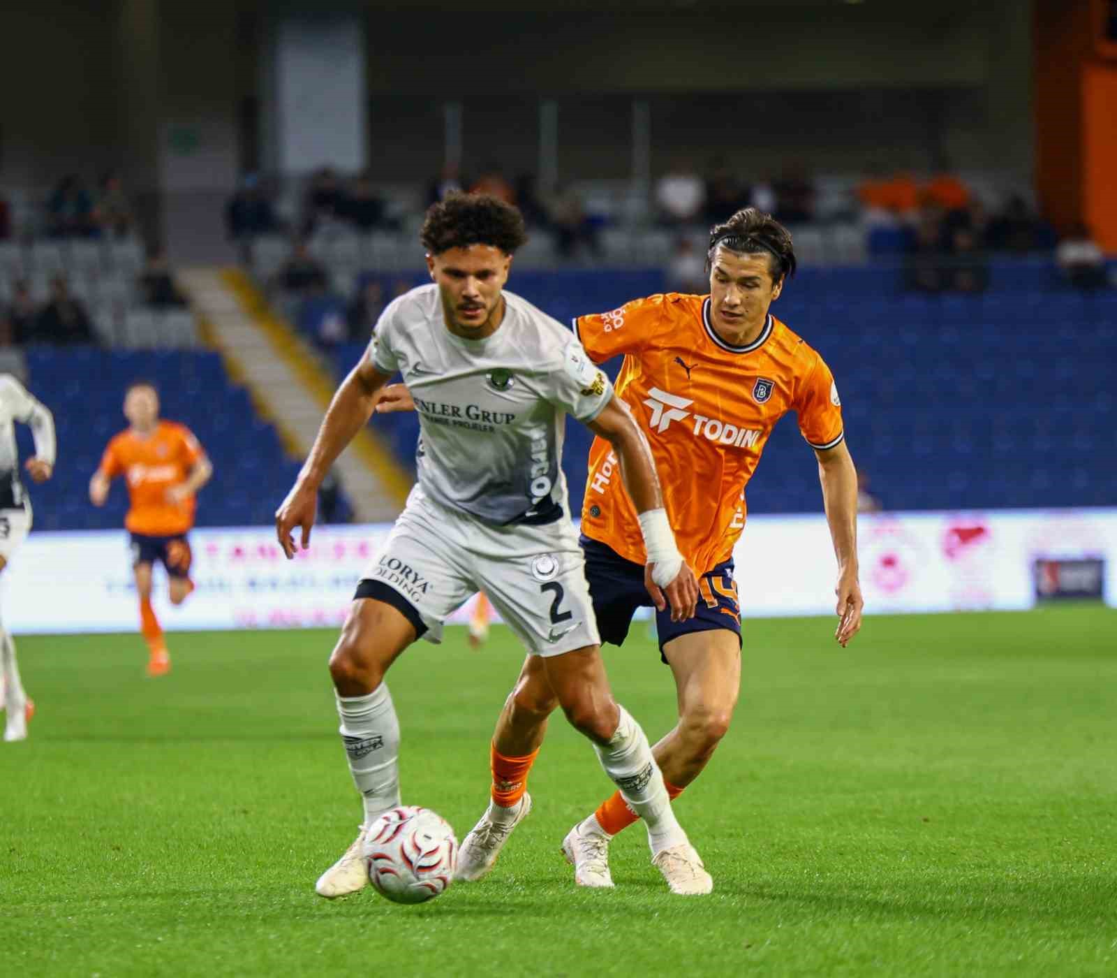 Trendyol Süper Lig: Başakşehir FK: 2 - Gençlerbirliği: 0 (İlk yarı)
