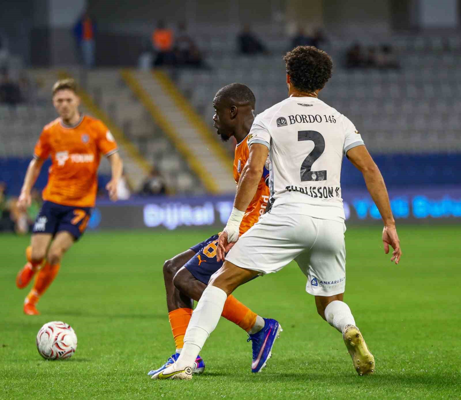 Trendyol Süper Lig: Başakşehir FK: 2 - Gençlerbirliği: 0 (İlk yarı)
