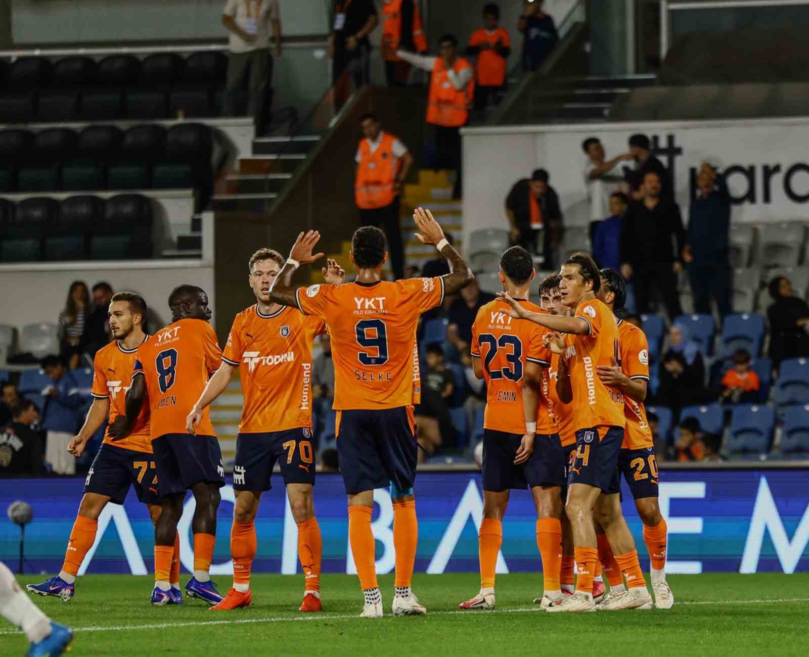 Trendyol Süper Lig: Başakşehir FK: 2 - Gençlerbirliği: 0 (İlk yarı)