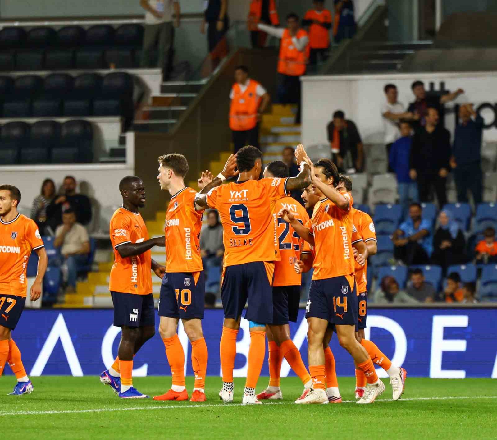 Trendyol Süper Lig: Başakşehir FK: 2 - Gençlerbirliği: 0 (İlk yarı)