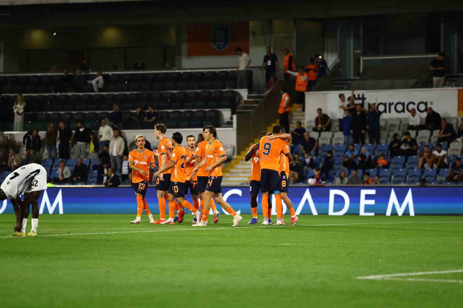 Trendyol Süper Lig: Başakşehir FK: 2 - Gençlerbirliği: 0 (İlk yarı)