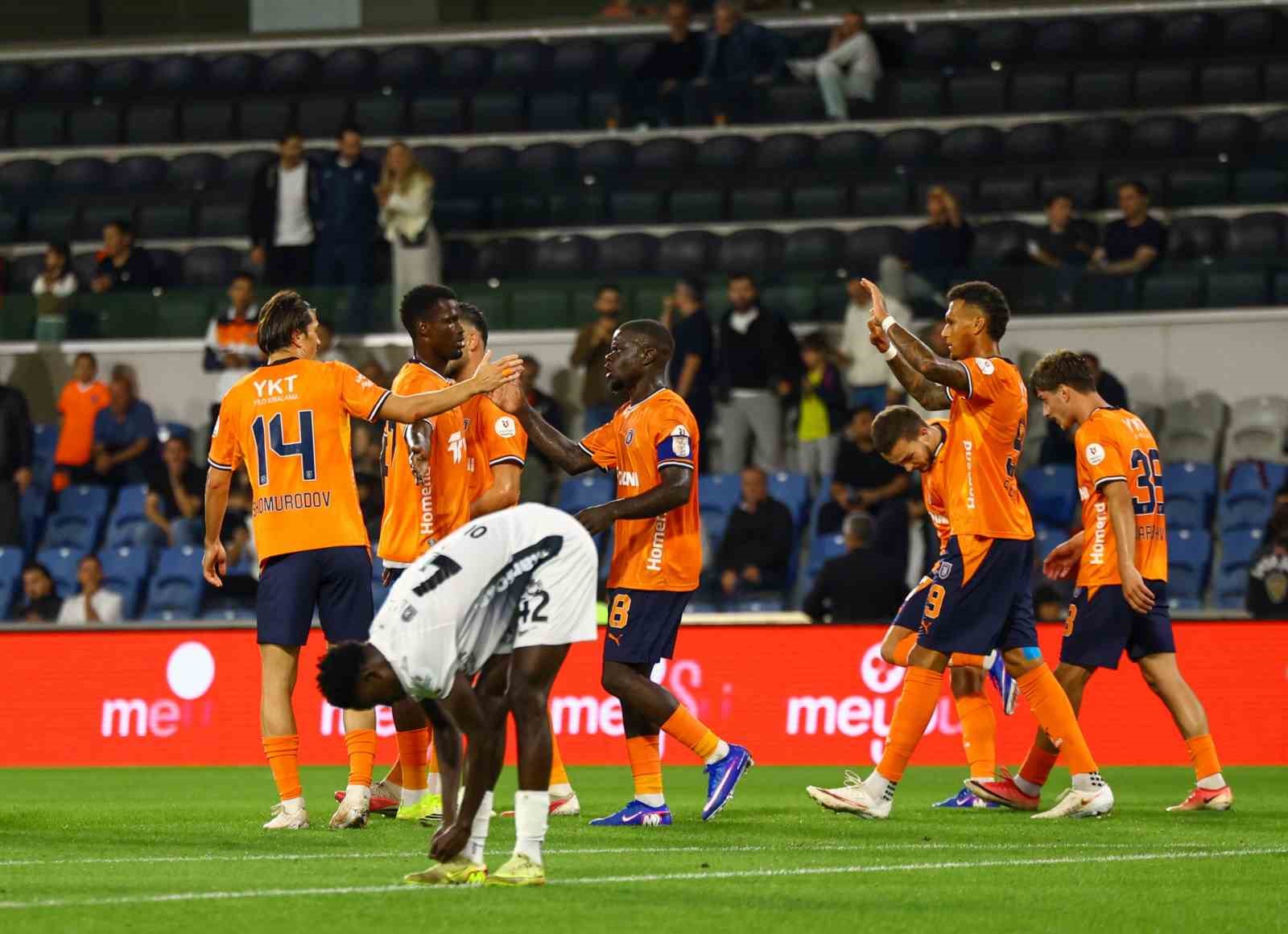 Trendyol Süper Lig: Başakşehir FK: 2 - Gençlerbirliği: 0 (İlk yarı)