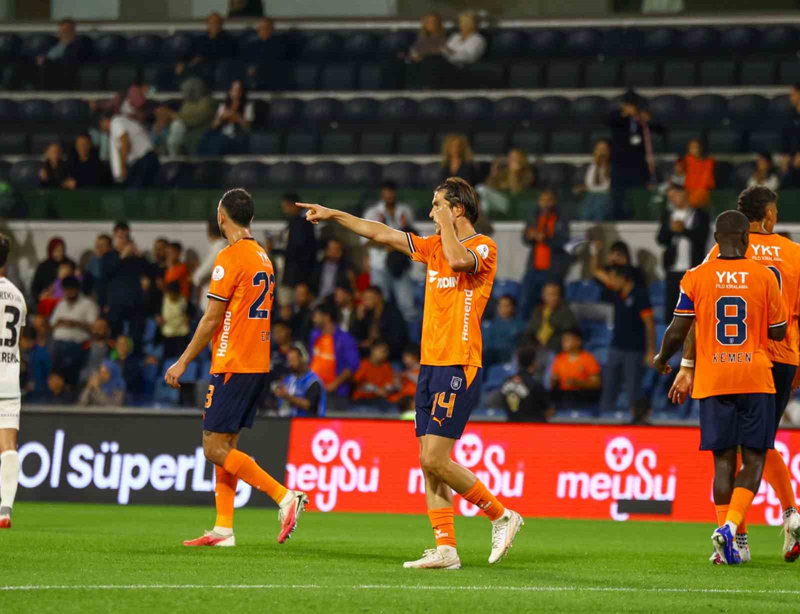Trendyol Süper Lig: Başakşehir FK: 2 - Gençlerbirliği: 0 (İlk yarı)