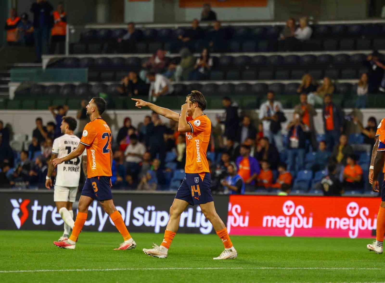 Trendyol Süper Lig: Başakşehir FK: 2 - Gençlerbirliği: 0 (İlk yarı)