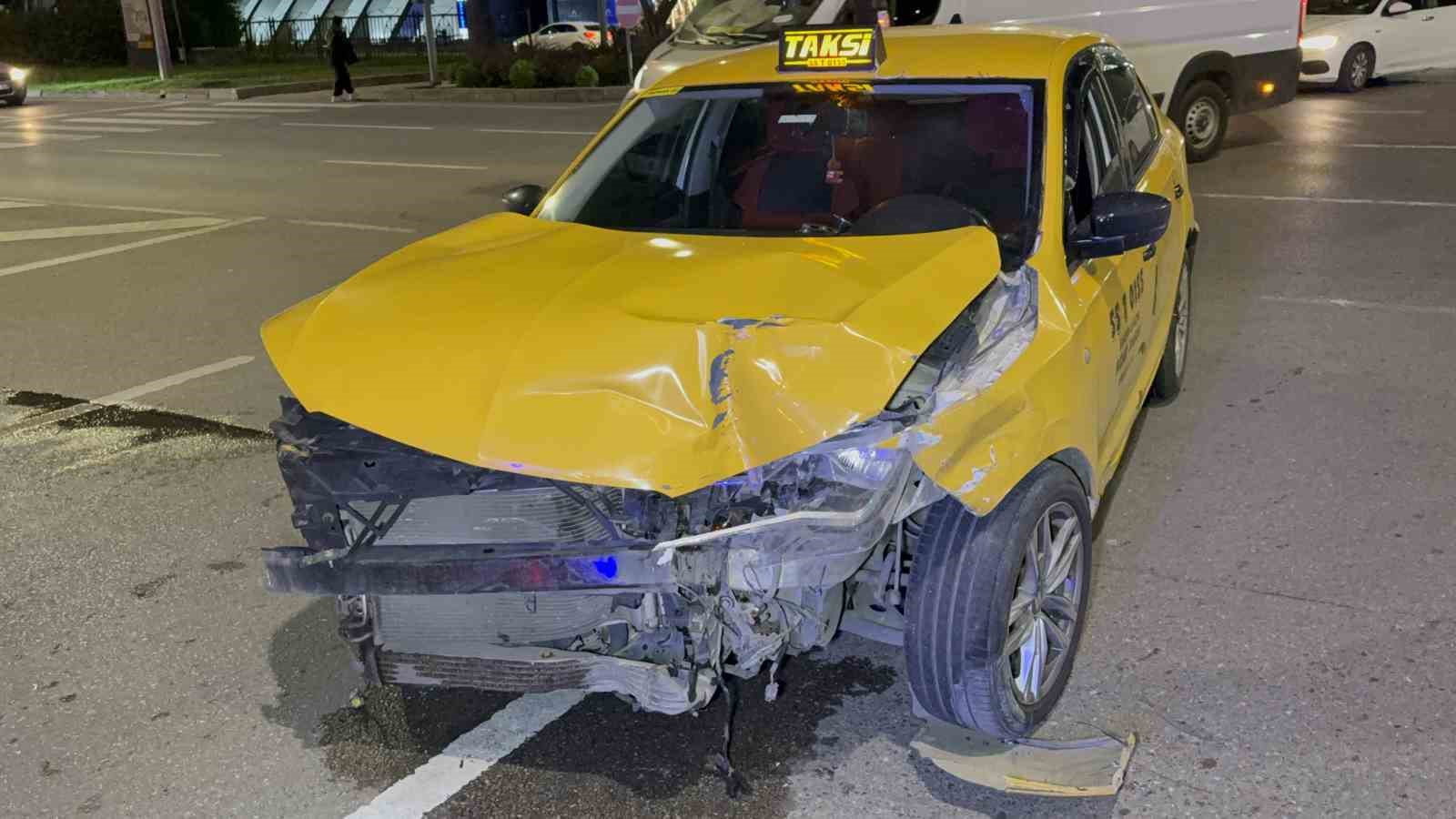 Samsun’da kavşakta iki ticari taksi çarpıştı: 2 yaralı